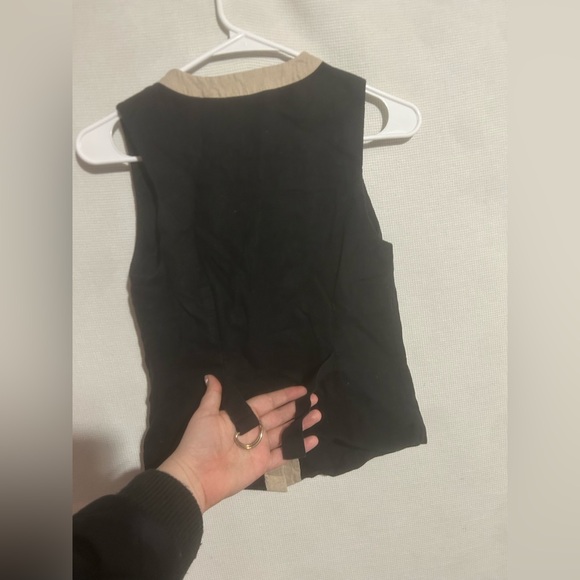 Abercrombie & Fitch colorblock tailored vest in a black and tan linen-cotton - Picture 8 of 8